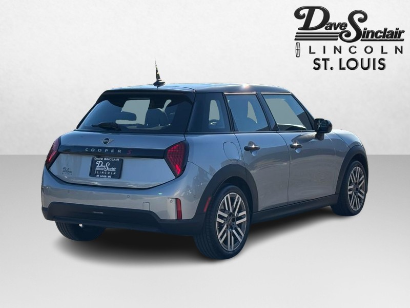 MINI Hardtop 4 Door Vehicle Full-screen Gallery Image 03