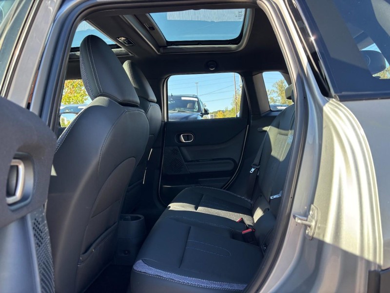 MINI Hardtop 4 Door Vehicle Full-screen Gallery Image 12