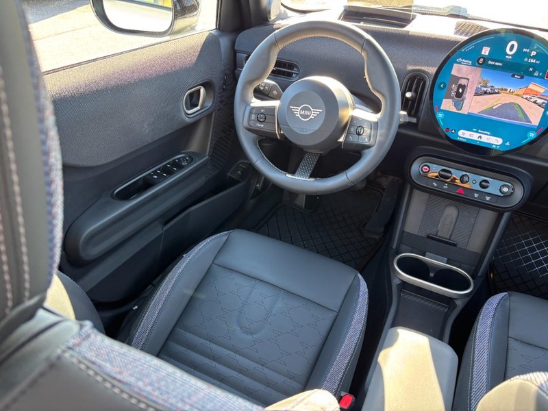 MINI Hardtop 4 Door Vehicle Full-screen Gallery Image 13