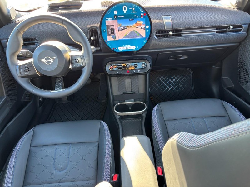 MINI Hardtop 4 Door Vehicle Full-screen Gallery Image 14