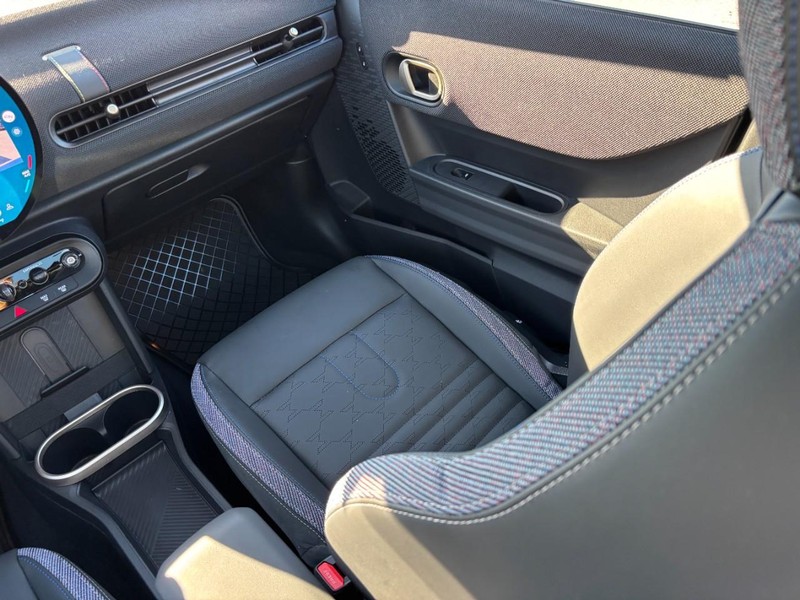 MINI Hardtop 4 Door Vehicle Full-screen Gallery Image 15