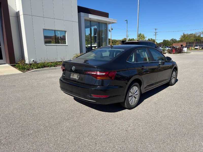 Volkswagen Jetta Vehicle Full-screen Gallery Image 03