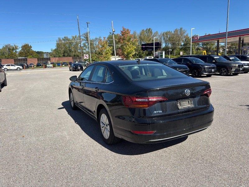 Volkswagen Jetta Vehicle Full-screen Gallery Image 04