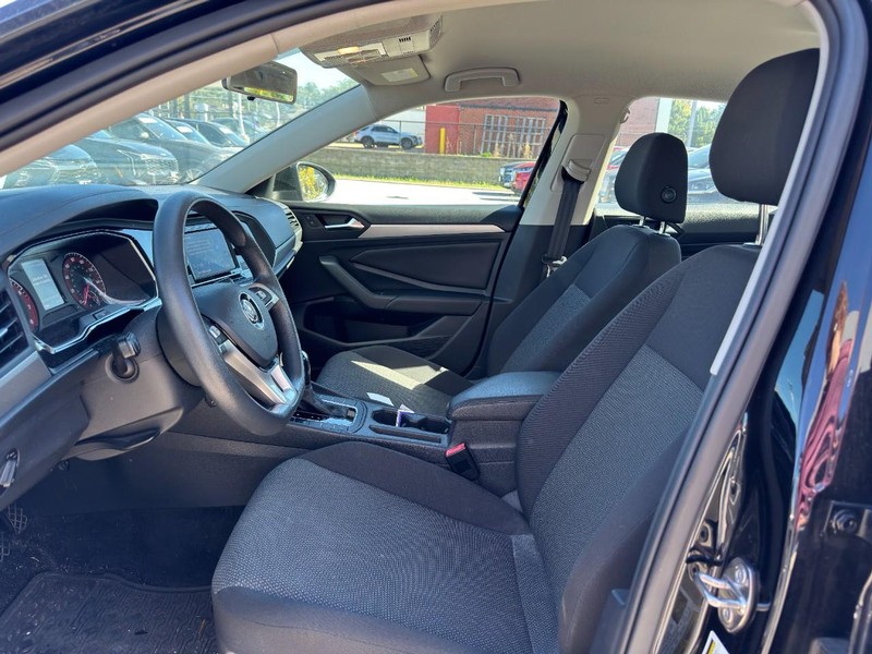 Volkswagen Jetta Vehicle Full-screen Gallery Image 06