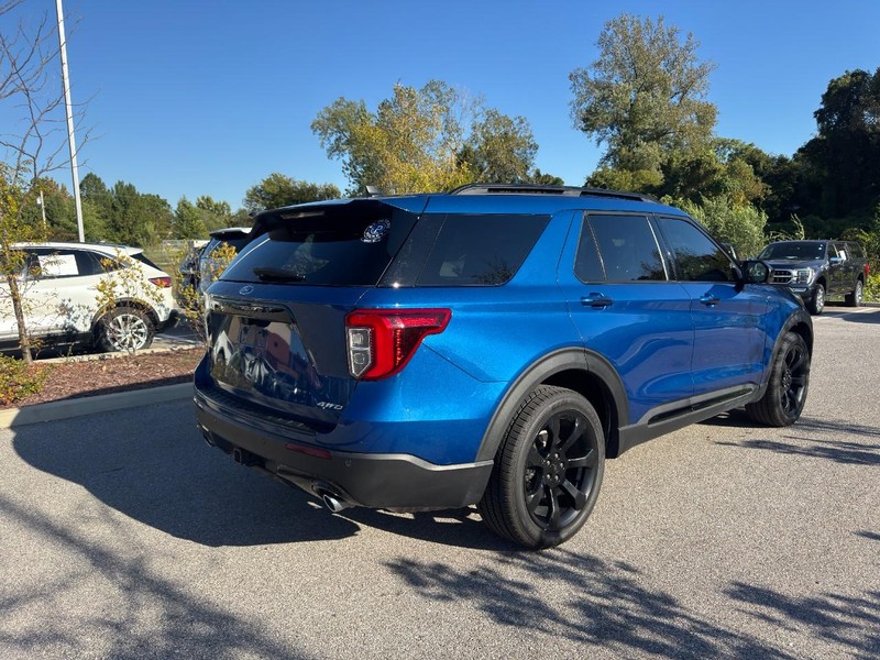Ford Explorer Vehicle Full-screen Gallery Image 03
