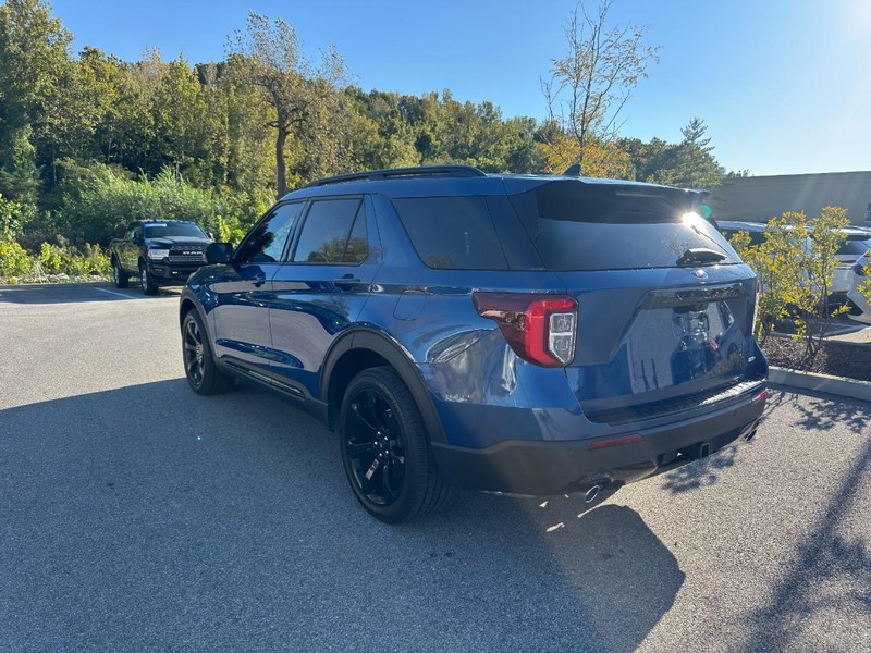 Ford Explorer Vehicle Full-screen Gallery Image 04