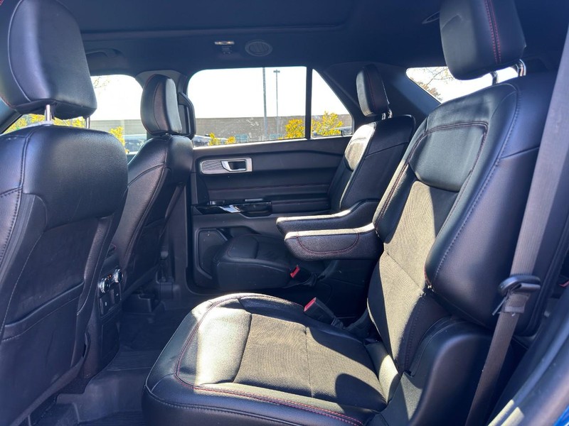 Ford Explorer Vehicle Full-screen Gallery Image 06