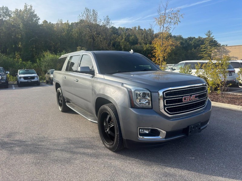 GMC Yukon XL Vehicle Full-screen Gallery Image 02