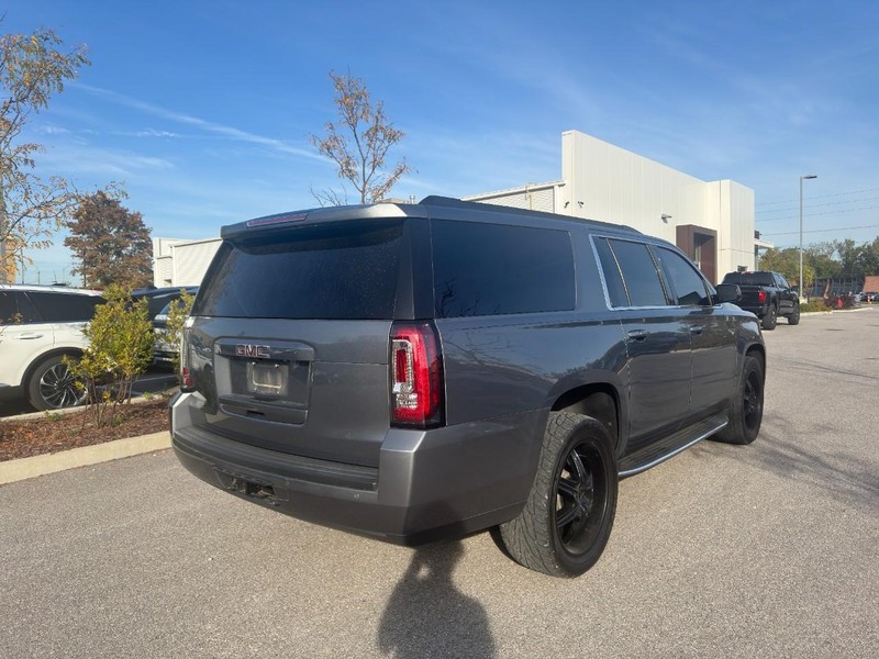 GMC Yukon XL Vehicle Full-screen Gallery Image 03