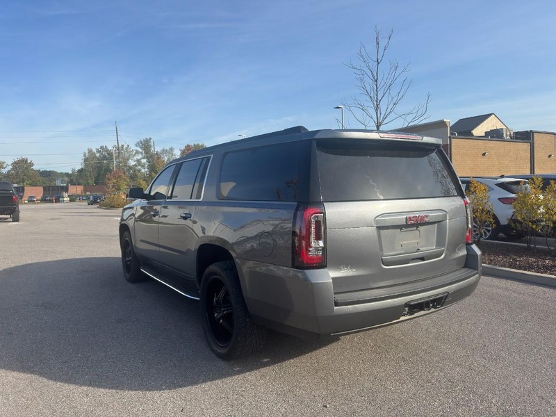GMC Yukon XL Vehicle Full-screen Gallery Image 04