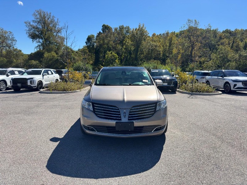 Lincoln MKT Vehicle Full-screen Gallery Image 02