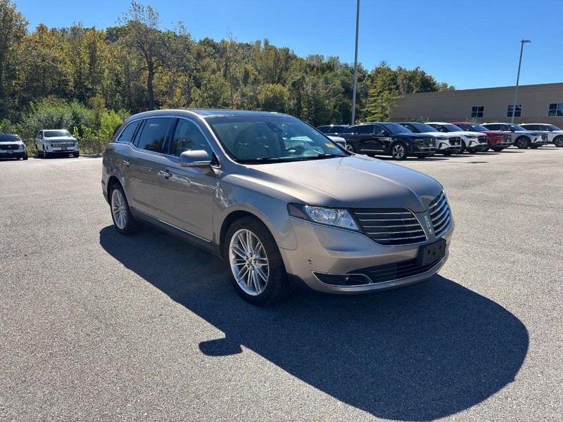 Lincoln MKT Vehicle Full-screen Gallery Image 03