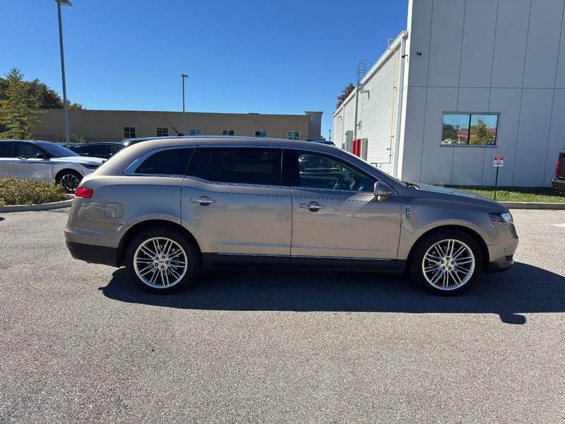 Lincoln MKT Vehicle Full-screen Gallery Image 04