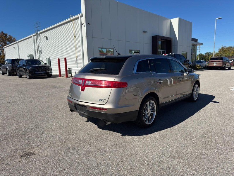 Lincoln MKT Vehicle Full-screen Gallery Image 05