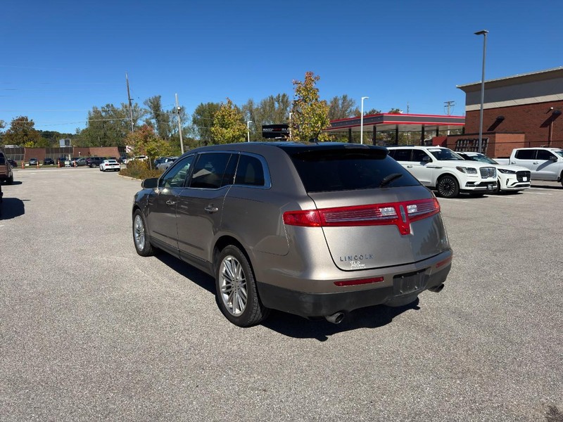 Lincoln MKT Vehicle Full-screen Gallery Image 07