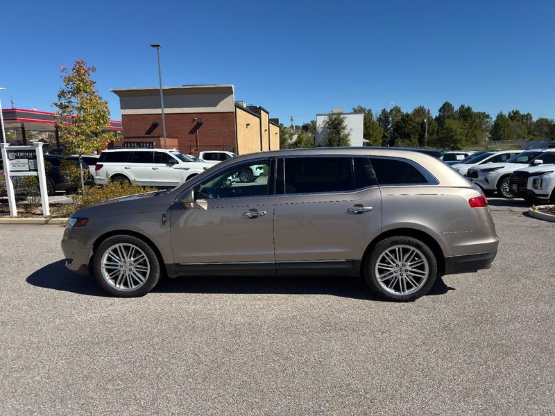 Lincoln MKT Vehicle Full-screen Gallery Image 09