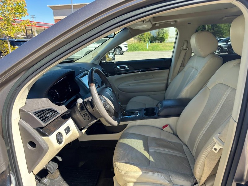 Lincoln MKT Vehicle Full-screen Gallery Image 10