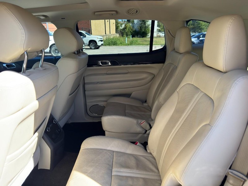 Lincoln MKT Vehicle Full-screen Gallery Image 11