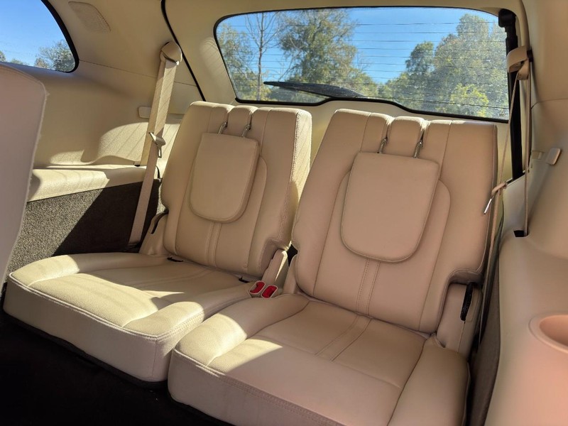Lincoln MKT Vehicle Full-screen Gallery Image 12