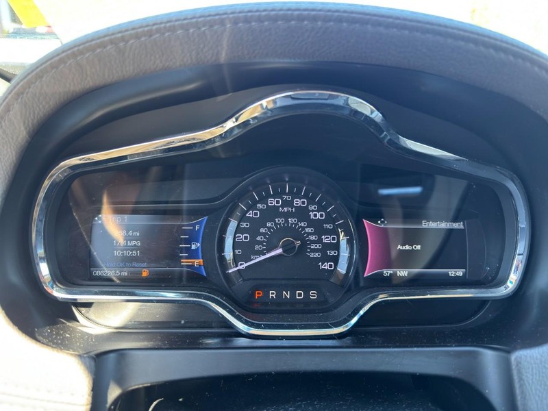 Lincoln MKT Vehicle Full-screen Gallery Image 13