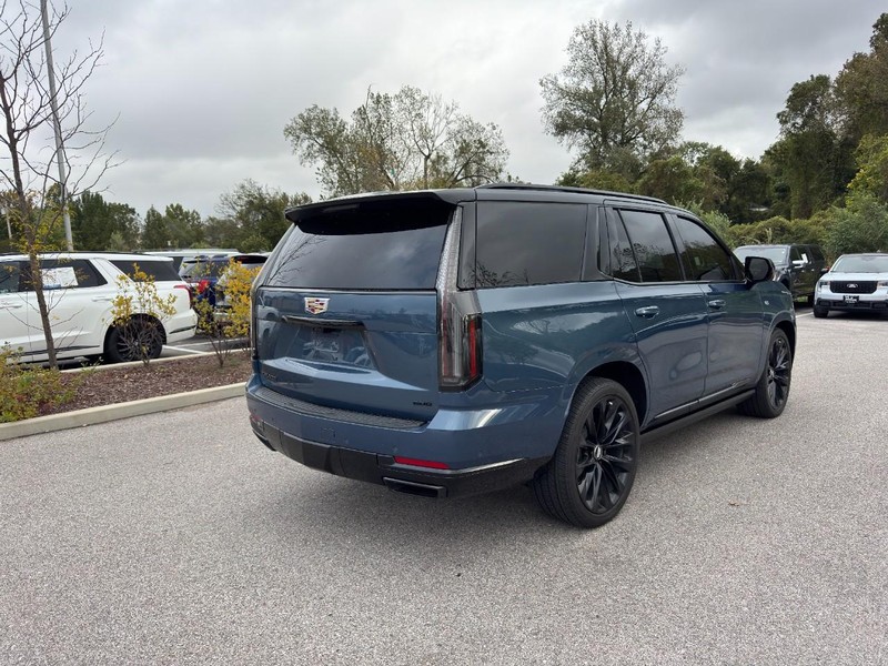 Cadillac Escalade Vehicle Full-screen Gallery Image 05