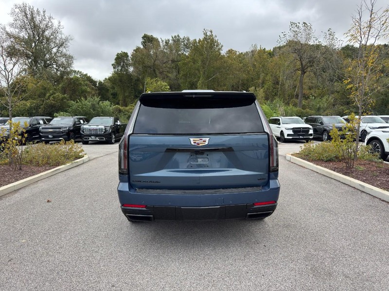 Cadillac Escalade Vehicle Full-screen Gallery Image 06