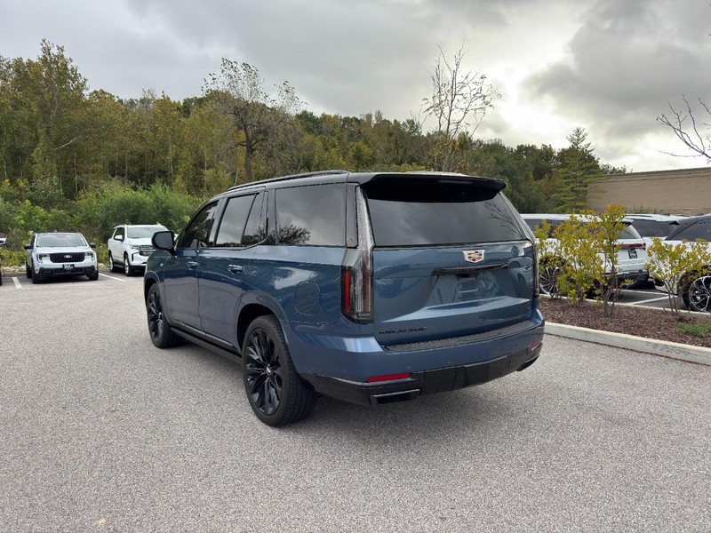 Cadillac Escalade Vehicle Full-screen Gallery Image 07
