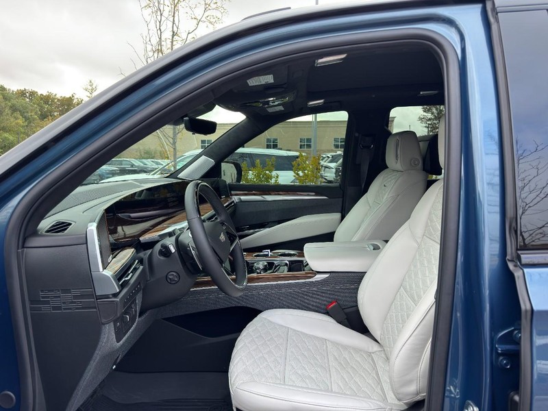Cadillac Escalade Vehicle Full-screen Gallery Image 10