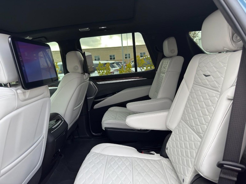 Cadillac Escalade Vehicle Full-screen Gallery Image 11