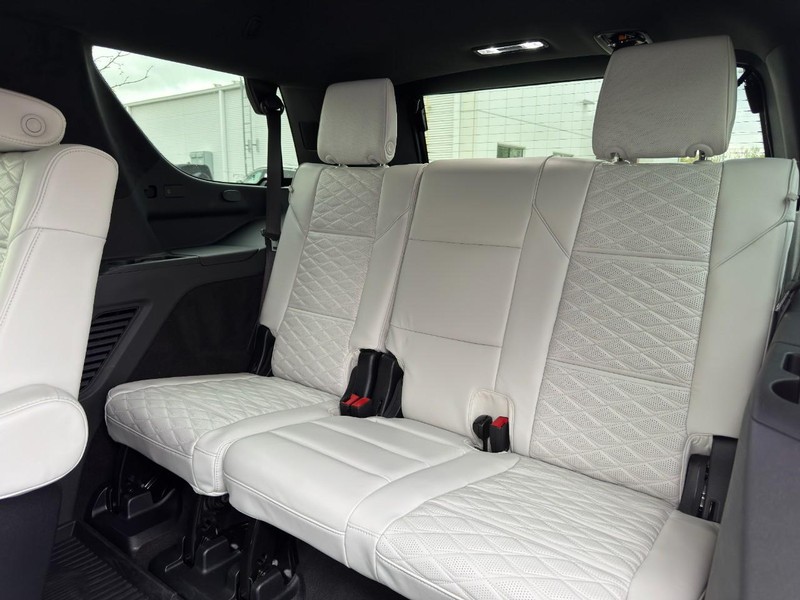 Cadillac Escalade Vehicle Full-screen Gallery Image 12