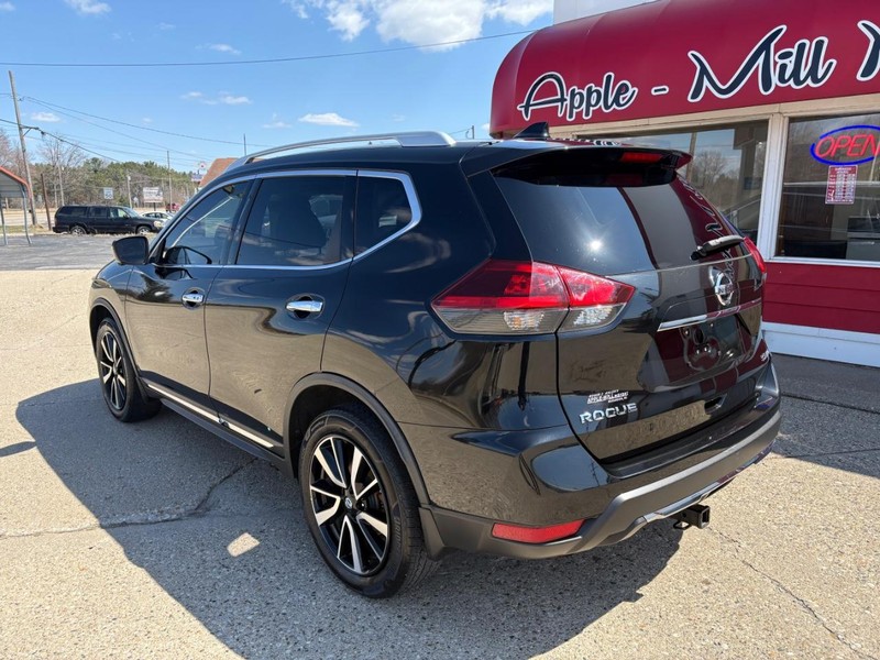 Nissan Rogue Vehicle Full-screen Gallery Image 02