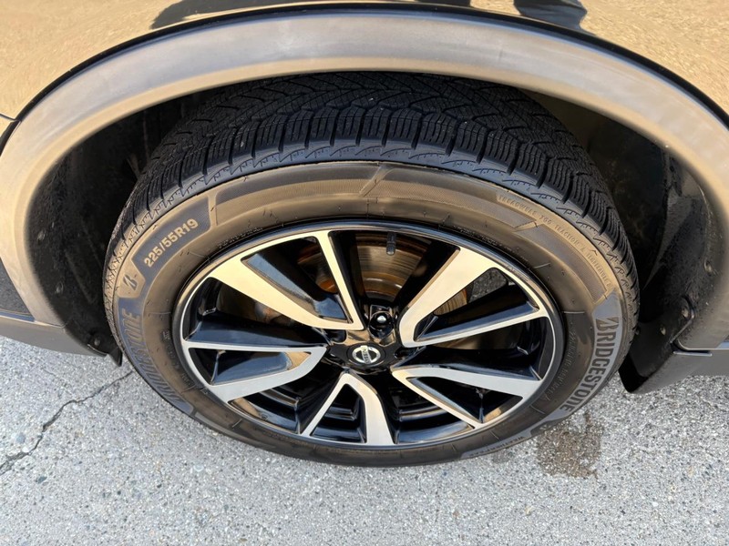 Nissan Rogue Vehicle Full-screen Gallery Image 22