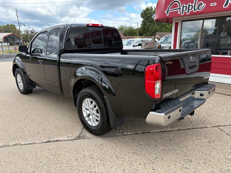 Nissan Frontier Vehicle Full-screen Gallery Image 02