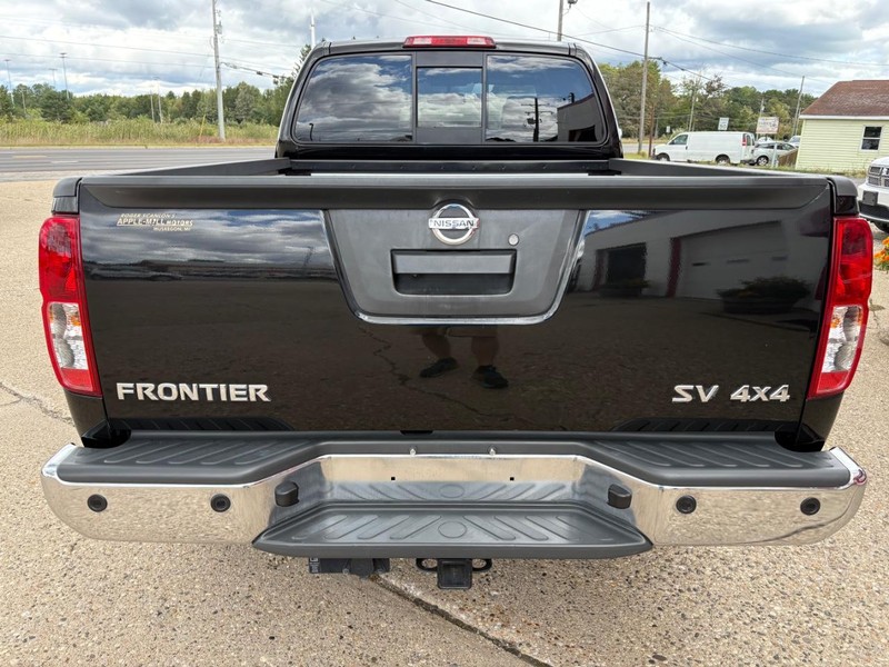 Nissan Frontier Vehicle Full-screen Gallery Image 06