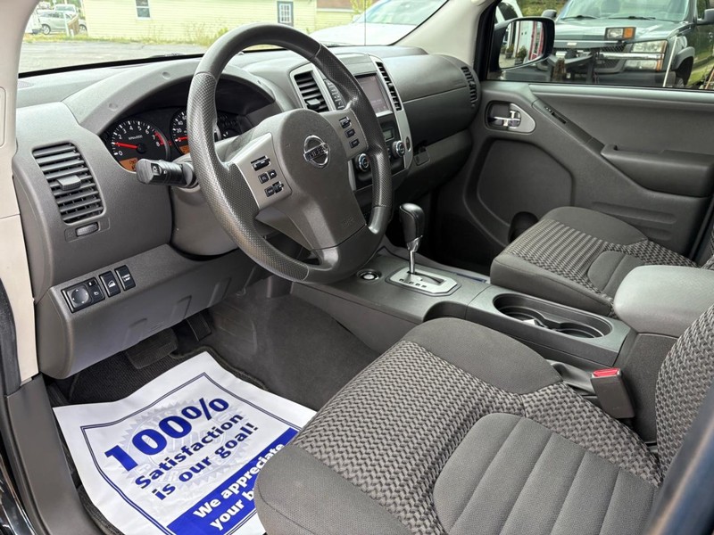 Nissan Frontier Vehicle Full-screen Gallery Image 07