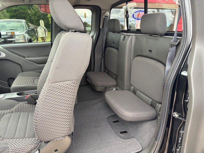 Nissan Frontier Vehicle Full-screen Gallery Image 08