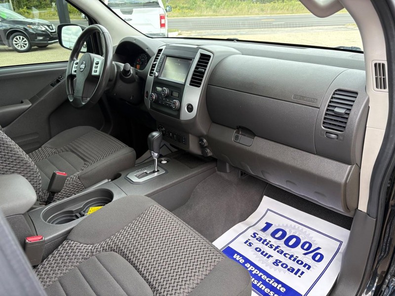 Nissan Frontier Vehicle Full-screen Gallery Image 09