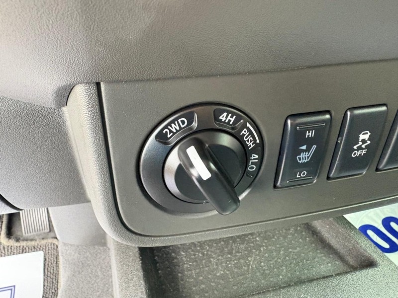 Nissan Frontier Vehicle Full-screen Gallery Image 14