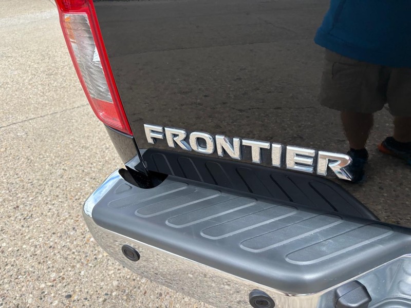 Nissan Frontier Vehicle Full-screen Gallery Image 17