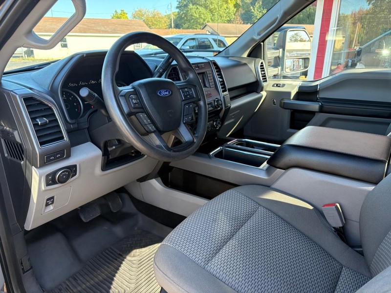 Ford F-150 Vehicle Full-screen Gallery Image 07