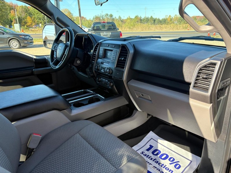 Ford F-150 Vehicle Full-screen Gallery Image 09