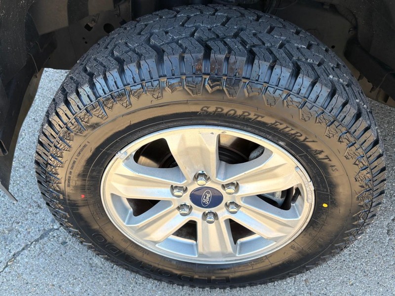 Ford F-150 Vehicle Full-screen Gallery Image 16