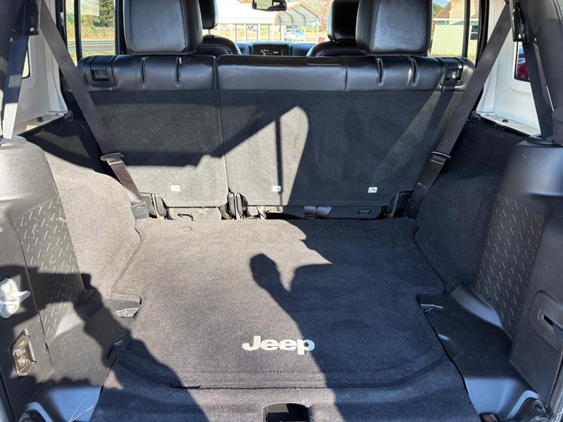 Jeep Wrangler Unlimited Vehicle Full-screen Gallery Image 09