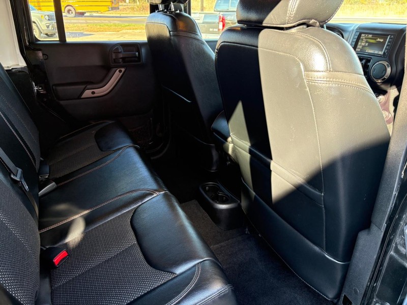 Jeep Wrangler Unlimited Vehicle Full-screen Gallery Image 11