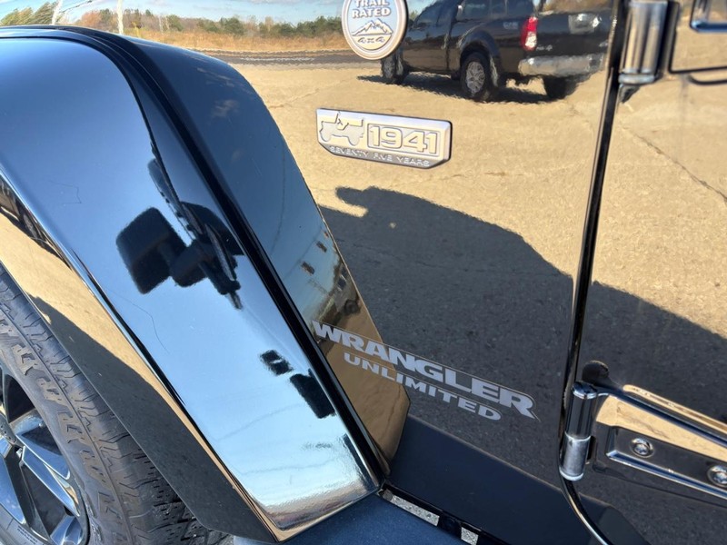 Jeep Wrangler Unlimited Vehicle Full-screen Gallery Image 16