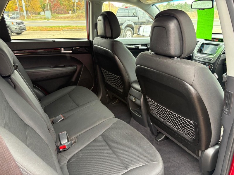 Kia Sorento Vehicle Full-screen Gallery Image 11