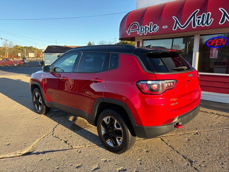 Jeep Compass Vehicle Full-screen Gallery Image 02