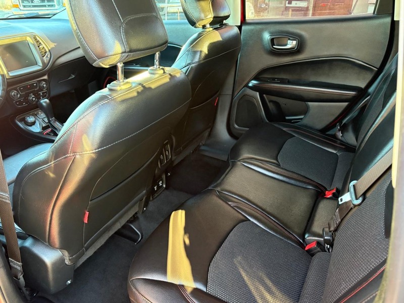 Jeep Compass Vehicle Full-screen Gallery Image 08