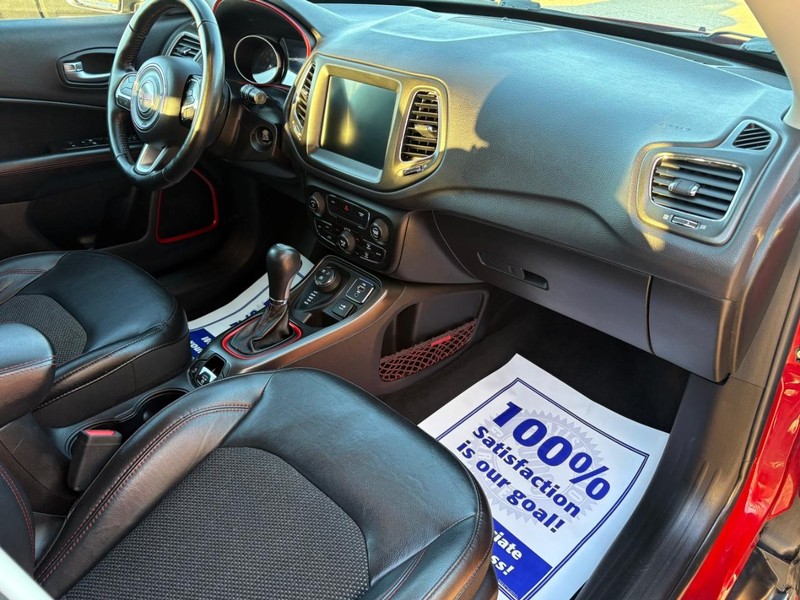 Jeep Compass Vehicle Full-screen Gallery Image 10