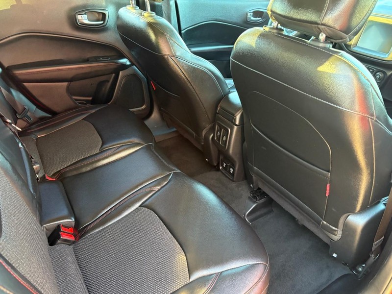 Jeep Compass Vehicle Full-screen Gallery Image 11